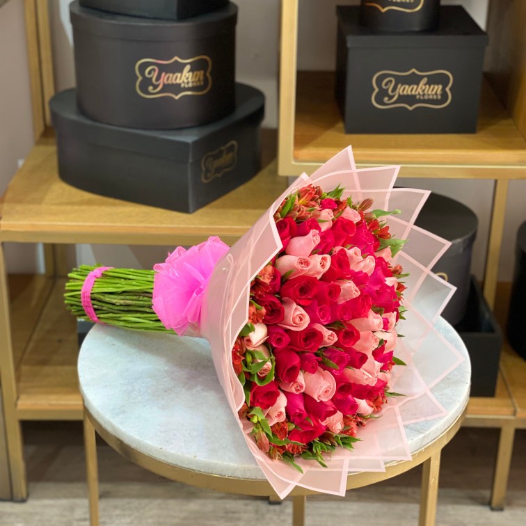 Maxi ramo de 100 rosas rojo y hermosa con contorno de alstro en papel coreano