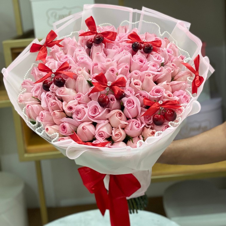 Maxi ramo de 100 rosas rositas con cerezas