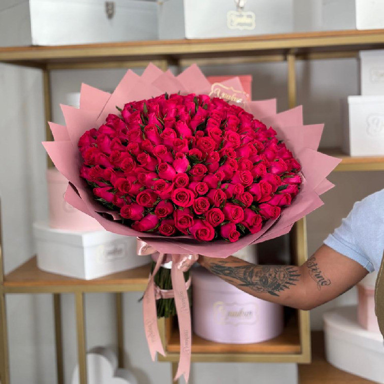 Maxi ramo de 150 rosas fucsia con papel coreano