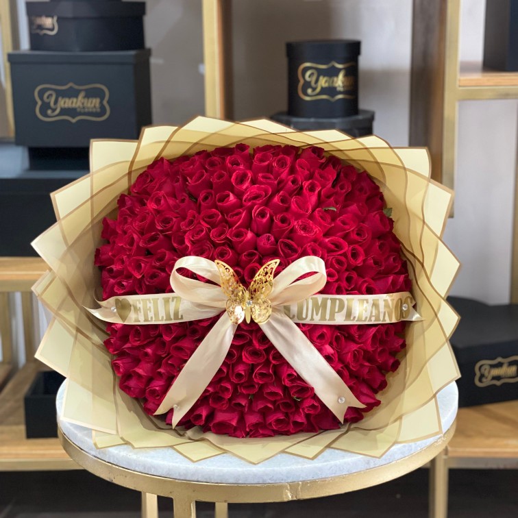 Maxi ramo de 200 rosas rojas con listón y moño y una mariposa en papel coreano