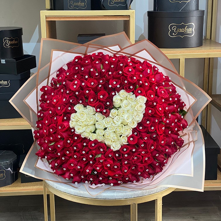 Maxi ramo de 250 rosas rojas corazón blanco al centro decorado con pines y  papel celofan | Yaakun Flores