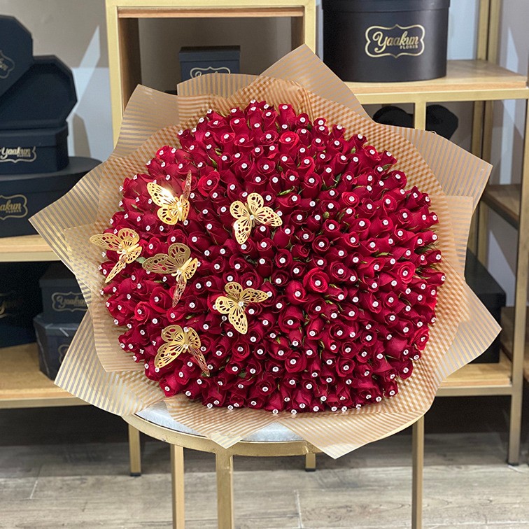 Maxi ramo de 250 rosas rojas con papel coreano negro