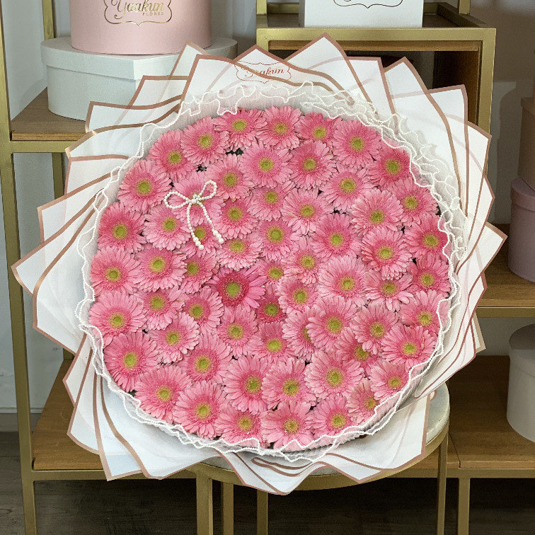 Maxi ramo de 60 rosas pink con maya y papel coreano