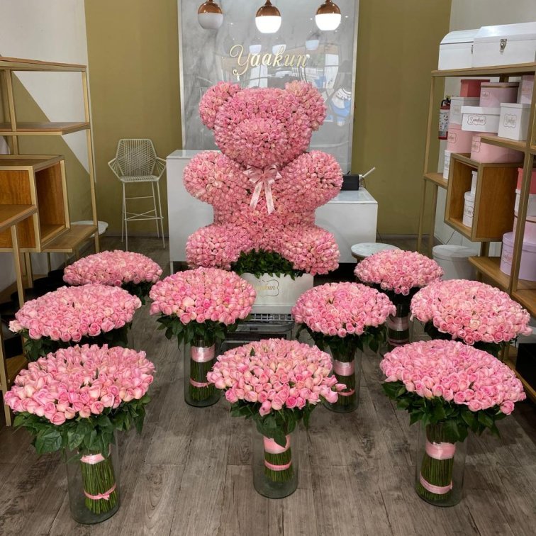 Paquete de oso de 2200 rosas rositas mas 9 floreros de 200 rosas rositas