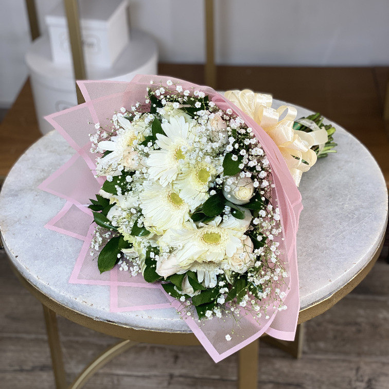 Ramo 12 rosas blancas y 6 gerberas blancas con gypso y follajes