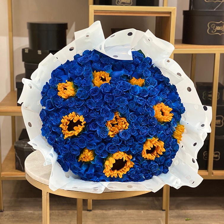Ramo 150 rosas azules con 10 girasoles y papel celofan | Yaakun Flores