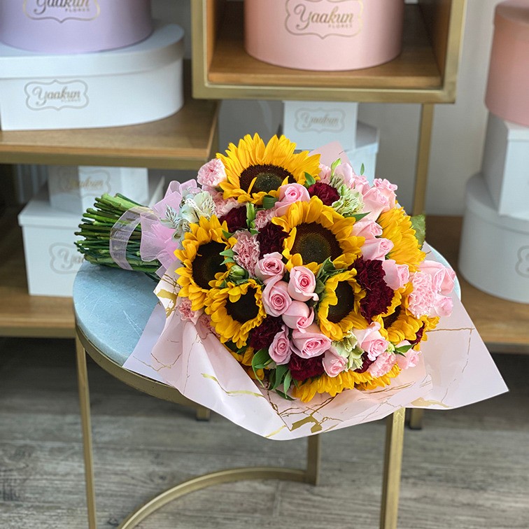 Ramo de 10 girasoles y 24 rosas pink con clavel y papel coreano | Yaakun  Flores