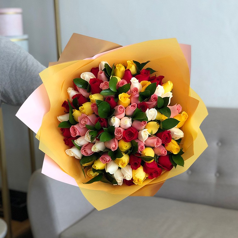 Ramo de 100 rosas, amarillas, rojas,hermosas y blancas con ruscus y papel  celofan | Yaakun Flores