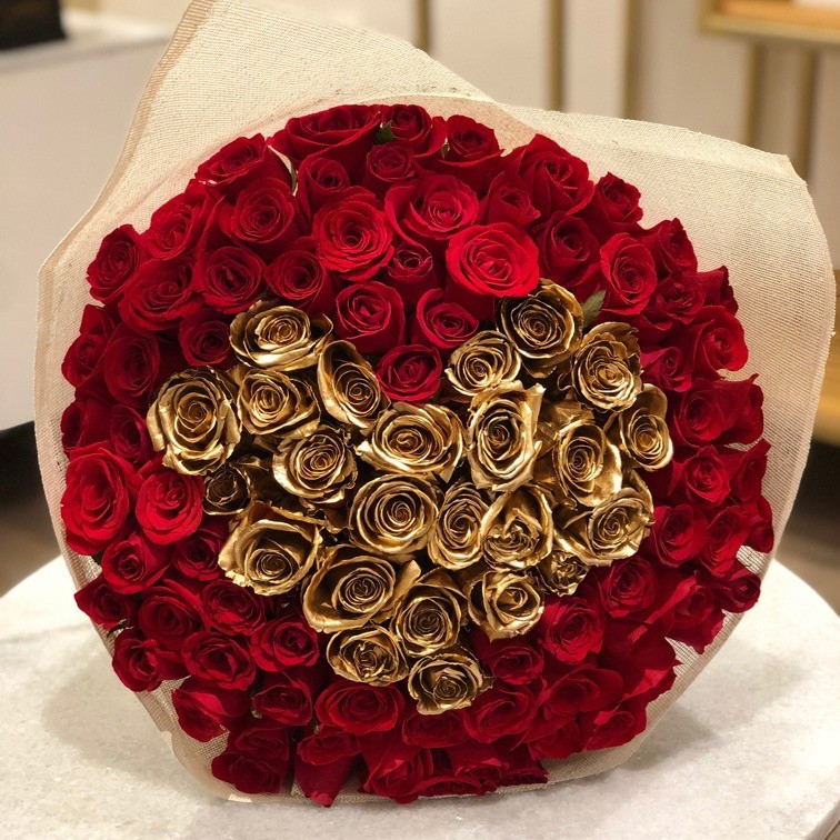 Ramo de 100 rosas corazón oro | Yaakun Flores