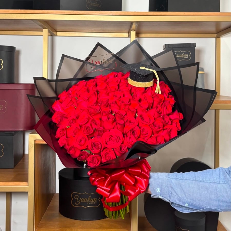 RAMO DE 100 ROSAS ROJAS CONGRATULATIONS