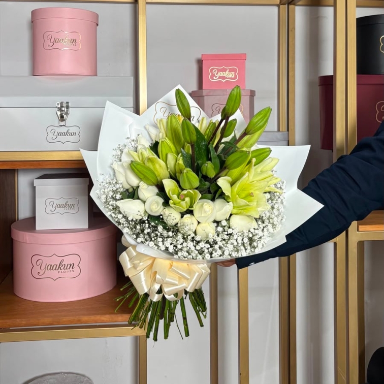 RAMO DE 12 ROSAS BLANCAS CON LILIS Y GYPSO EN PAPEL COREANO