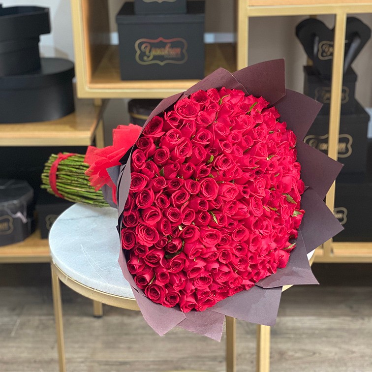 Ramo de 36 rosas rositas y azul con papel coreano