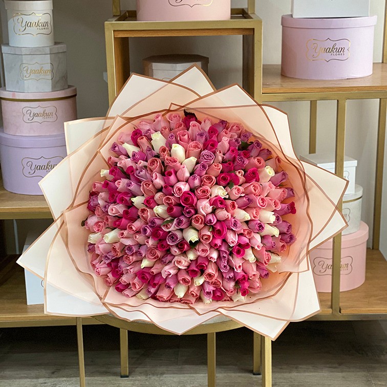 Maxi ramo de 100 rosas tonos rositas pastel con papel coreano