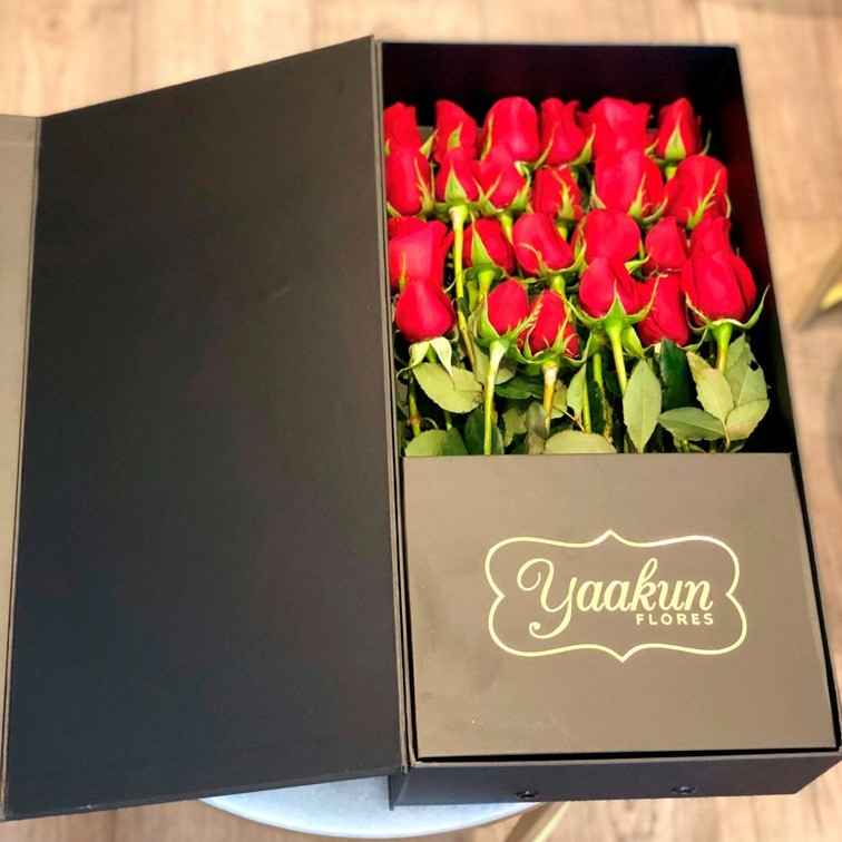 Ramo de 24 rosas en caja yaakun exclusive | Yaakun Flores