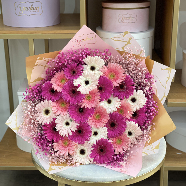 Ramo de  36 gerberas y gyspo en tonos rositas con papel coreano