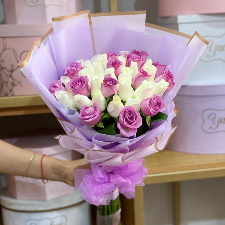 Ramo de 36 rosas blancas & lilas con papel coreano