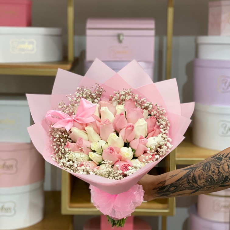 Ramo De Rosas Rosas Y Blancas