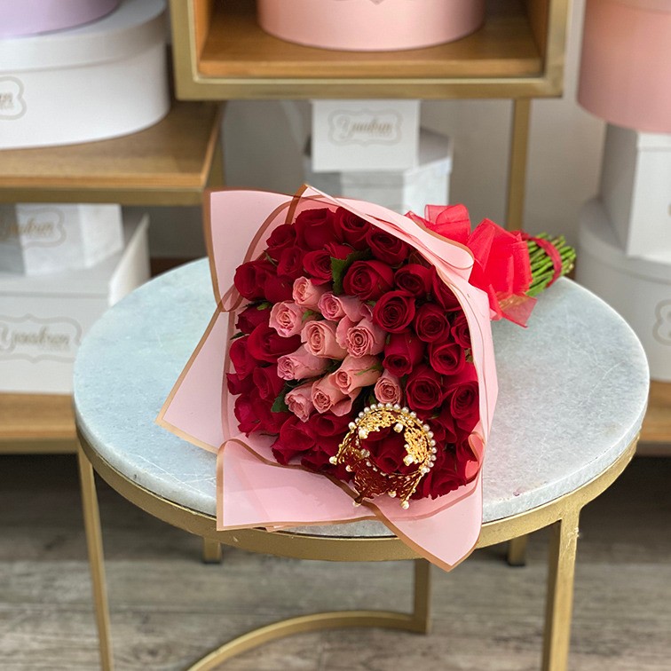Ramo de 40 rosas rojas & 10 rosas hermosas al centro con papel coreano my  queen. | Yaakun Flores