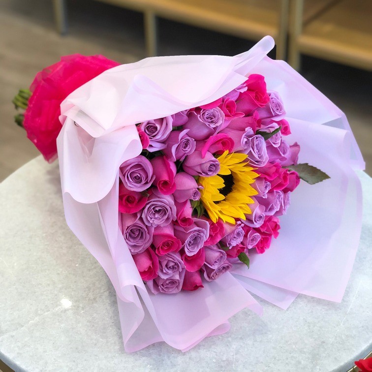 Ramo de 50 rosas lila , fucsia & 1 girasol | Yaakun Flores
