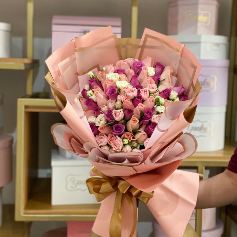 Ramo de 50 rosas hermosa y lila con baby rose rosita y blanca con papel coreano