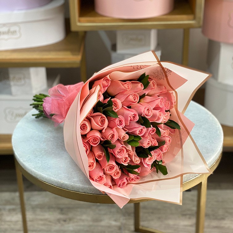 Bouquet de 50 rosas rojas en papel decorativo - Flores Regias