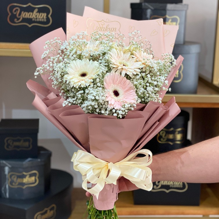 RAMO DE 6 GERBERAS CON GYPSO Y PAPEL COREANO