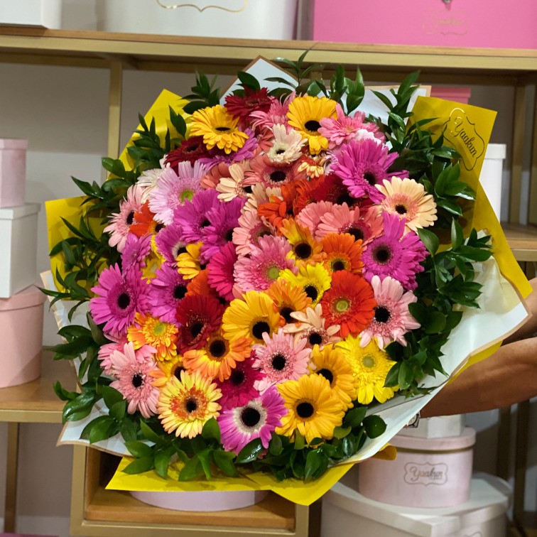 RAMO DE 60 GERBERAS ALEGRÍA CON PAPEL COREANO