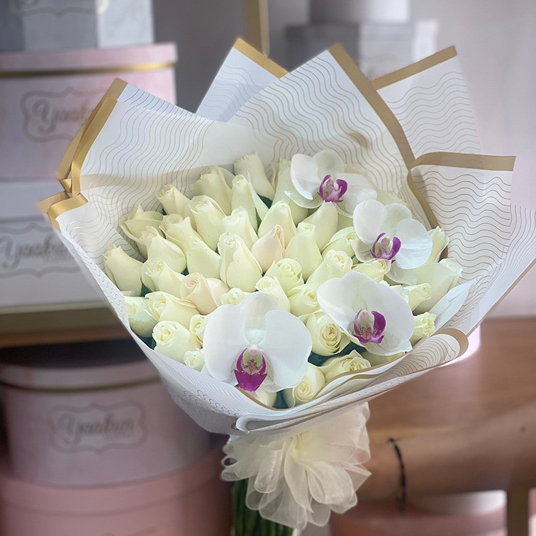Bouquet Especial de 3 Docenas de Rosas Blancas, Nubes de Relleno en Papel  Coreano. – Flowers Center