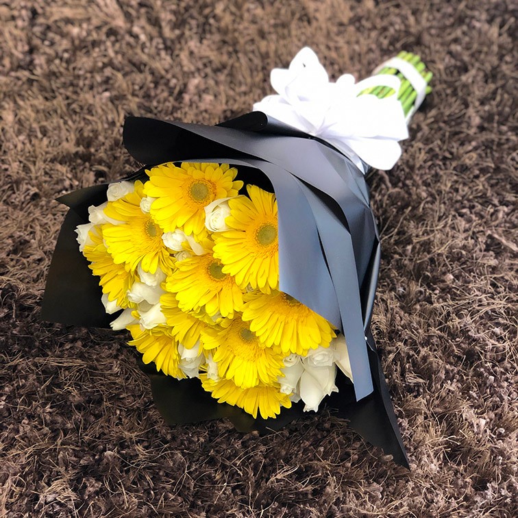Ramo de 24 rosas blancas y 12 gerberas amarillas | Yaakun Flores