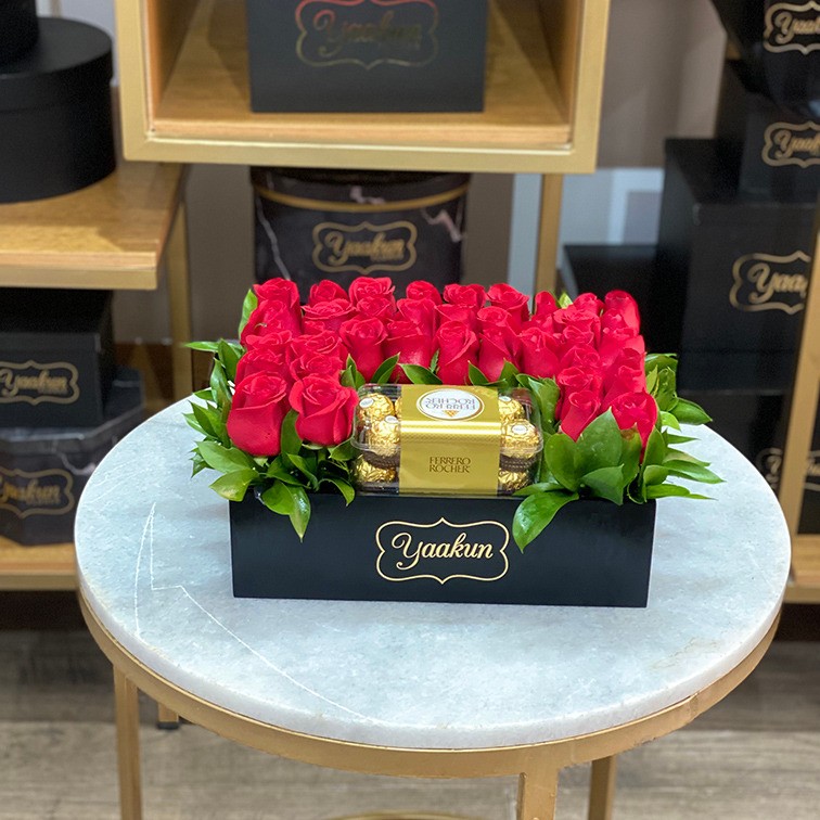 Rosas & chocolates en caja negra mini yaakun ferrero | Yaakun Flores