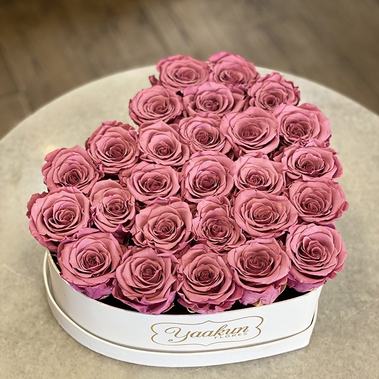 Rosas eternas en caja blanca de corazon rosas rosa palo | Yaakun Flores