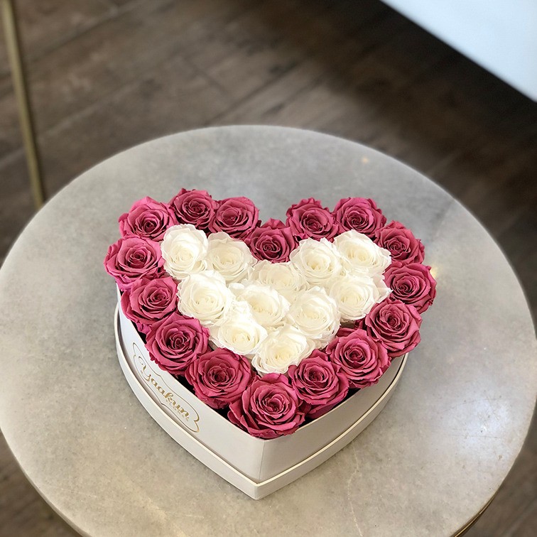Rosas eternas en caja corazón blanco contorno rosa palo con el centro blanco  | Yaakun Flores