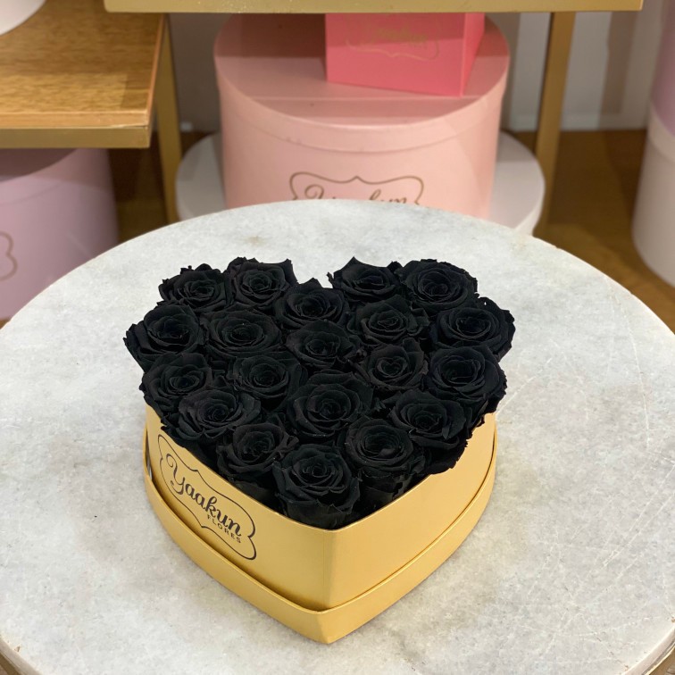 Rosas eternas en caja corazón dorado rosas negras