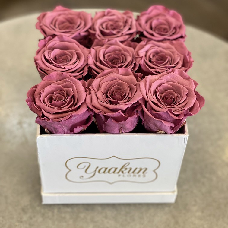 Rosas eternas en caja cuadrada negra con rosas rosa palo