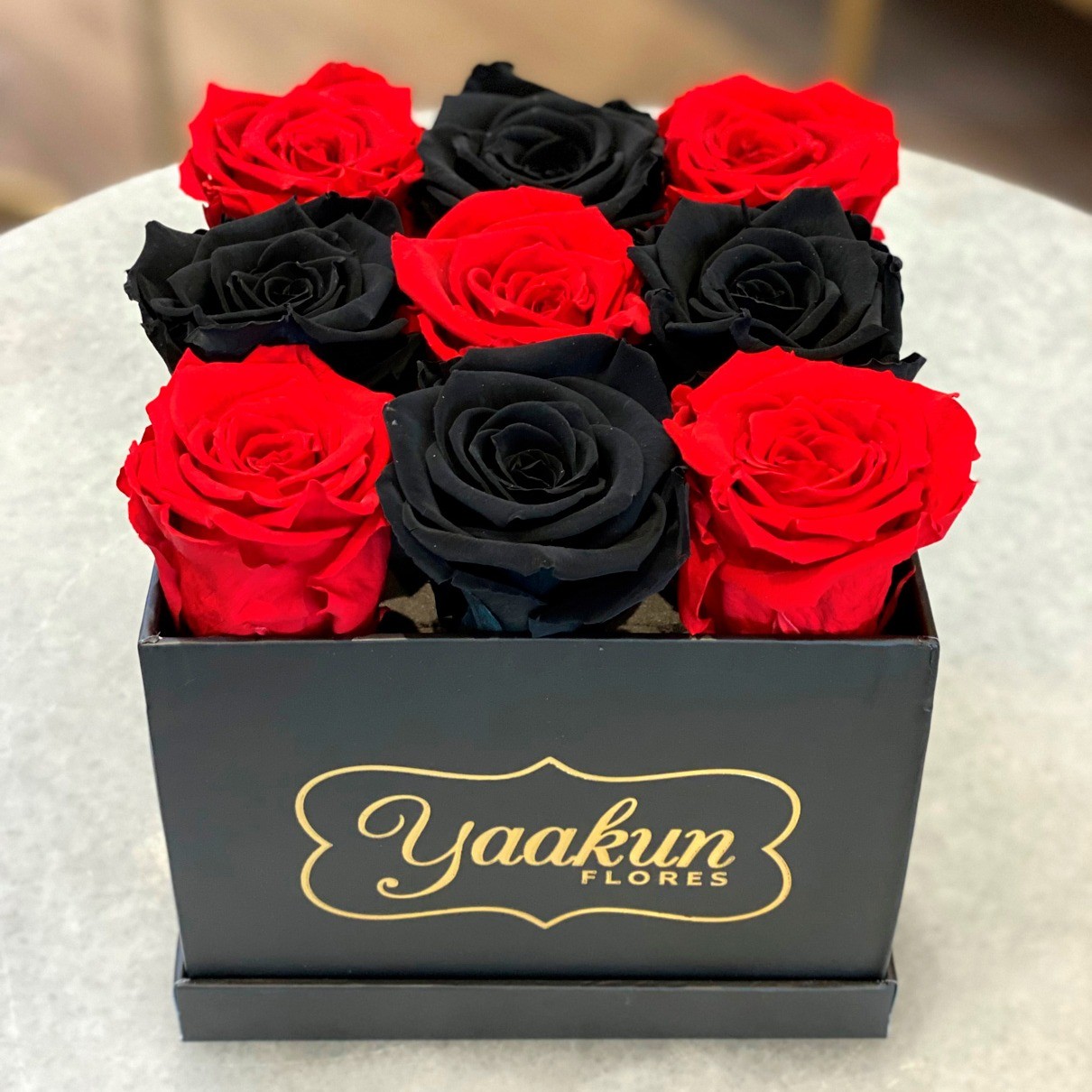 Rosas eternas en caja cuadrada chica black & red | Yaakun Flores