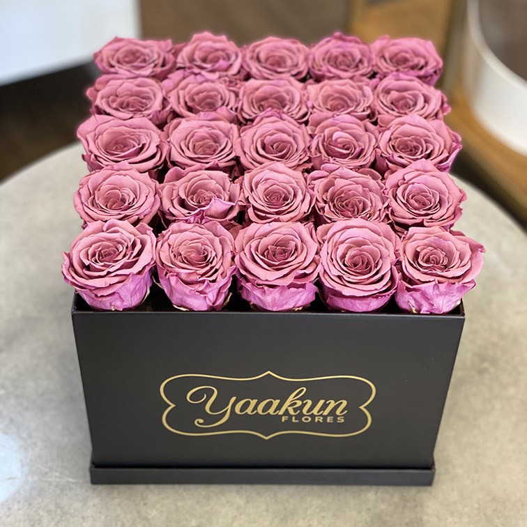 Rosas eternas en caja cuadrada negra con rosas rosa palo | Yaakun Flores
