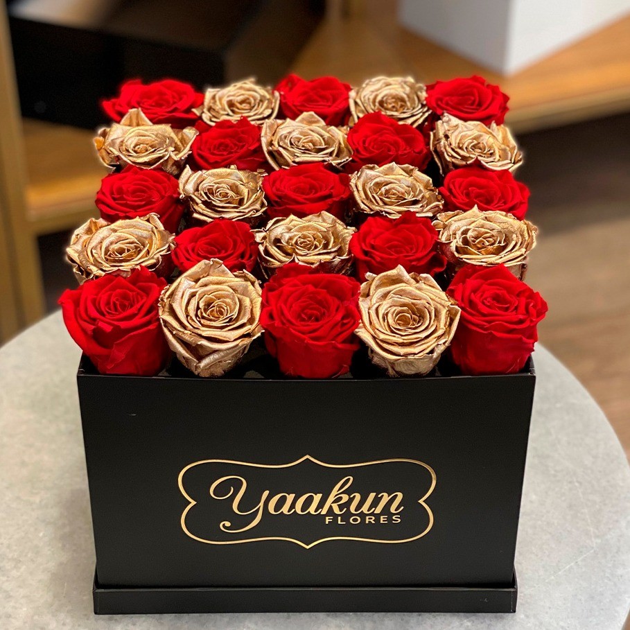Rosas eternas en caja cuadrada negra red and gold | Yaakun Flores