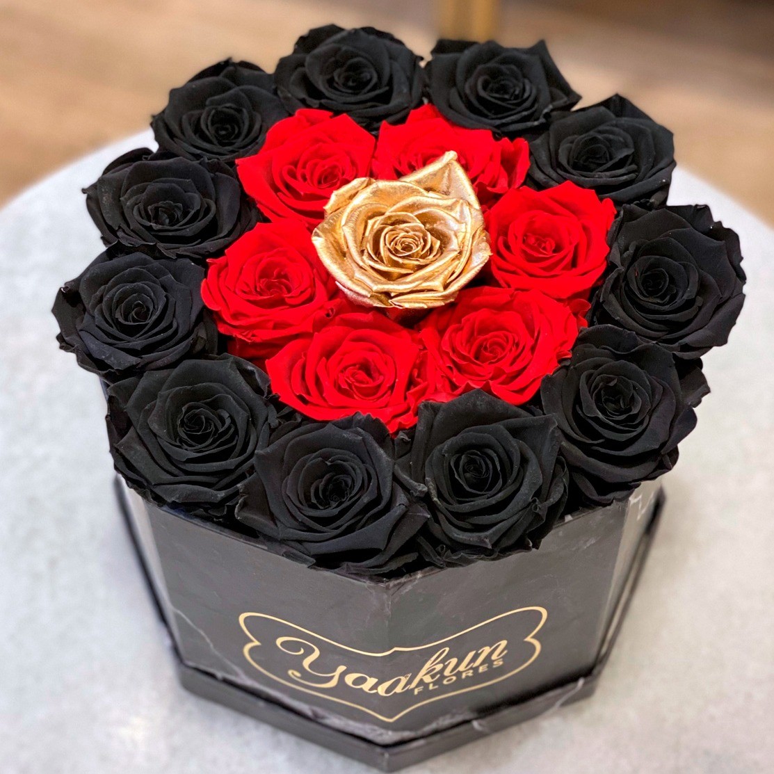 Rosas eternas en caja cuadrada octagonal black, red and gold | Yaakun Flores