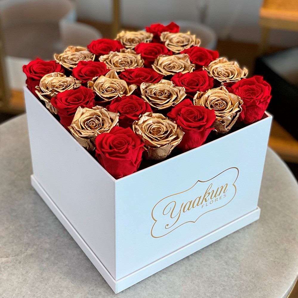 Rosas eternas en caja cuadrada red and gold | Yaakun Flores