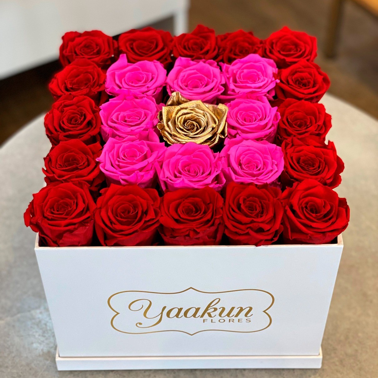 Rosas eternas en caja octagonal lila, rosa palo & pink