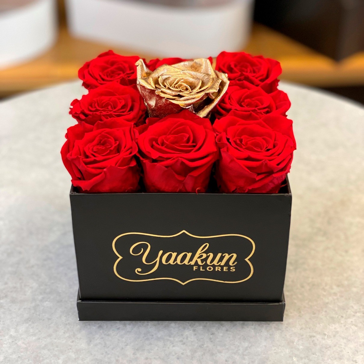 Rosas eternas en caja cuadrada red and gold