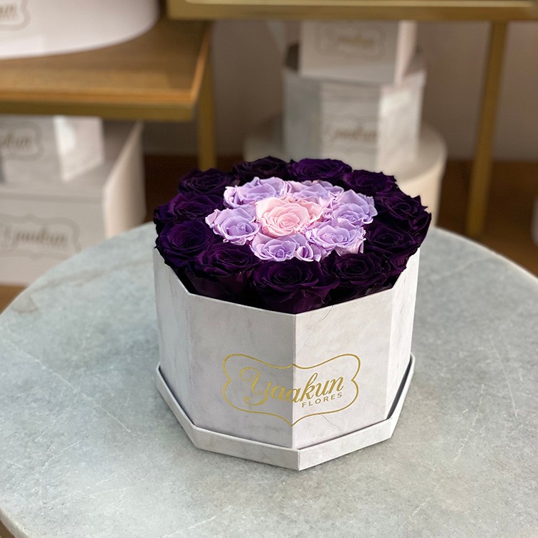 Rosas eternas en caja octagonal blanca purple, lila & rose | Yaakun Flores