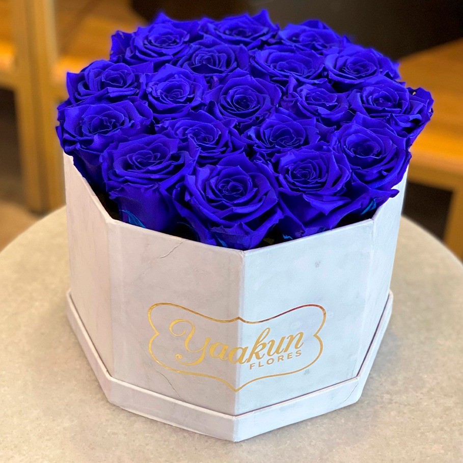 Rosas eternas en caja octagonal rosas azules | Yaakun Flores