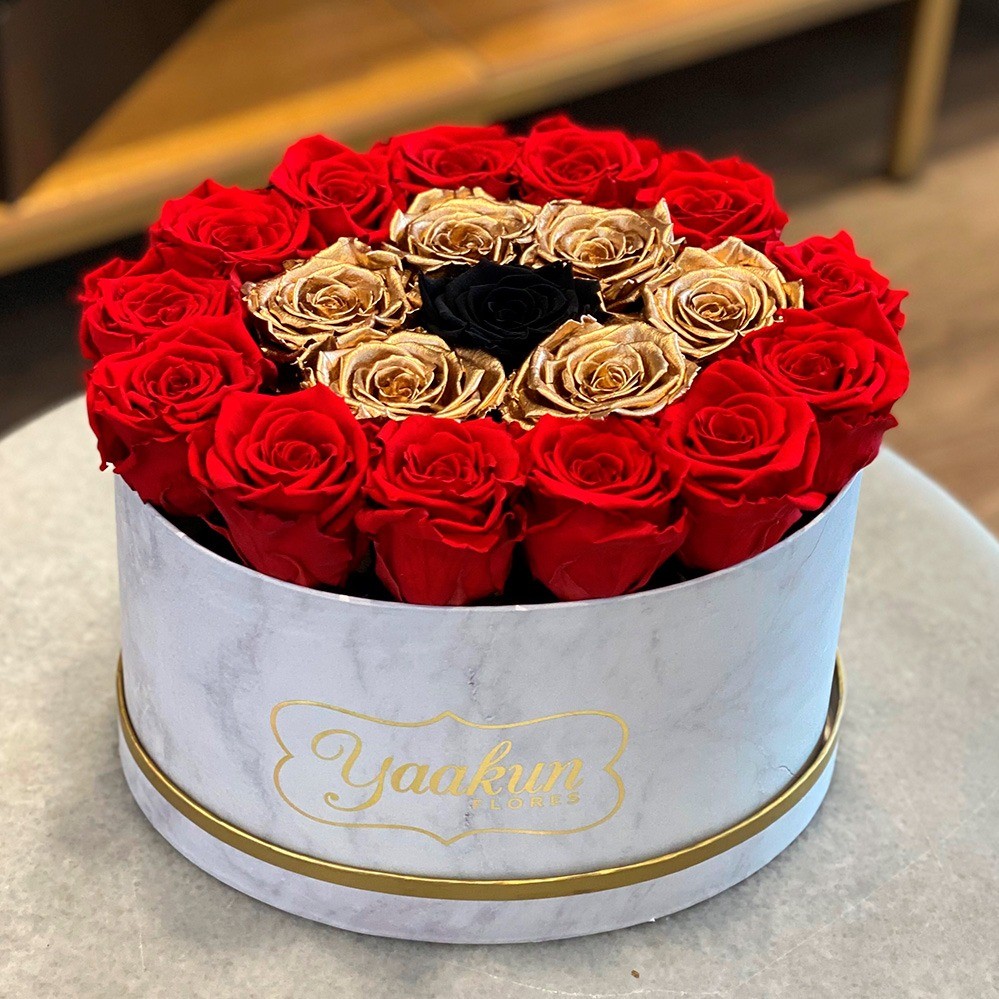 Rosas eternas en caja ovalada red, gold and black | Yaakun Flores