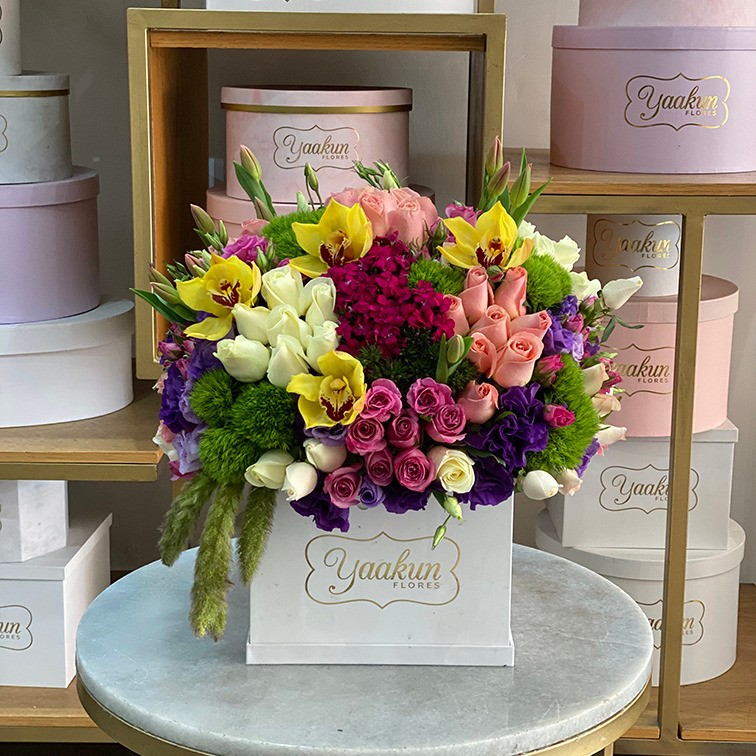 Rosas, tulipanes & lisianthus en caja blanca día colorido | Yaakun Flores