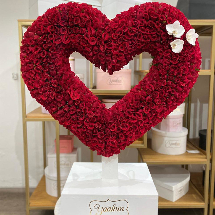 SILUETA DE CORAZÓN DE 1200 ROSAS & 3 PHALENOSIS BLANCAS