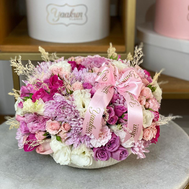 Tazón de con concreto biselado con 50 rosas en tonos rosa, roxana, baby y caspia