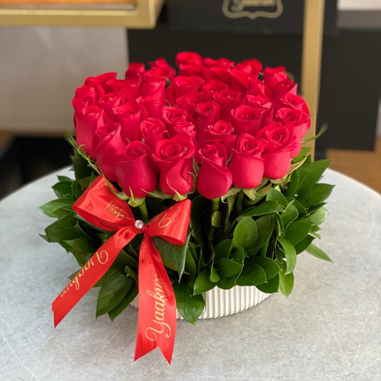 Tazón plano blanco con 45 rosas rojas jardín